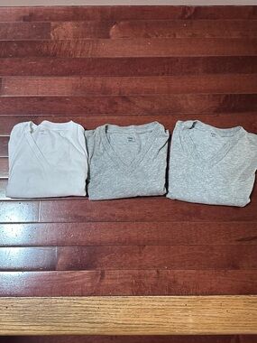 Bundle GAP Men’s V-Neck Tees - Light Gray & Heather Gray
